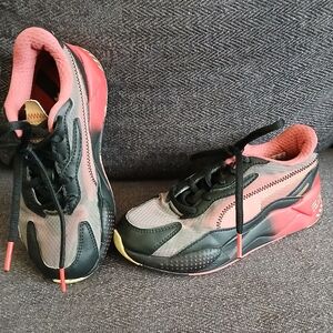 Kid's Sonic The Hedgehog PUMA sneakers. Size 1, Youth